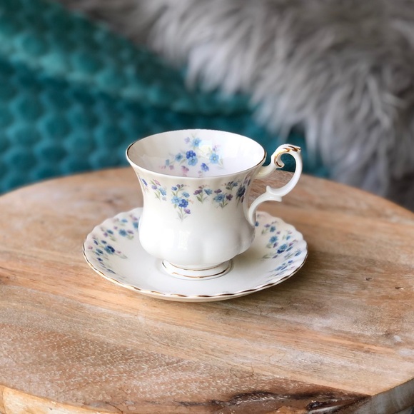 Royal Albert ‘Memory Lane’ teacup & saucer set - Picture 13 of 13